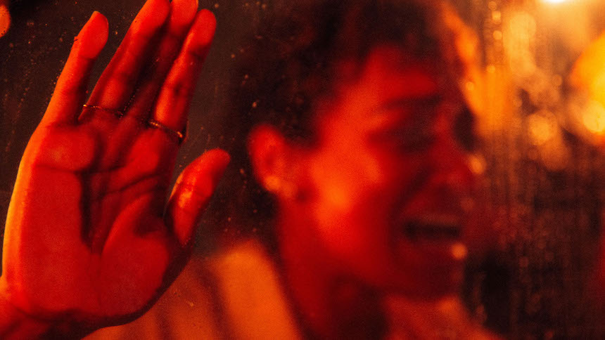 Đánh giá Sundance 2023: NÓI CHUYỆN VỚI TÔI, Bàn tay ướp xác đáng sợ dẫn đến kết quả kinh hoàng